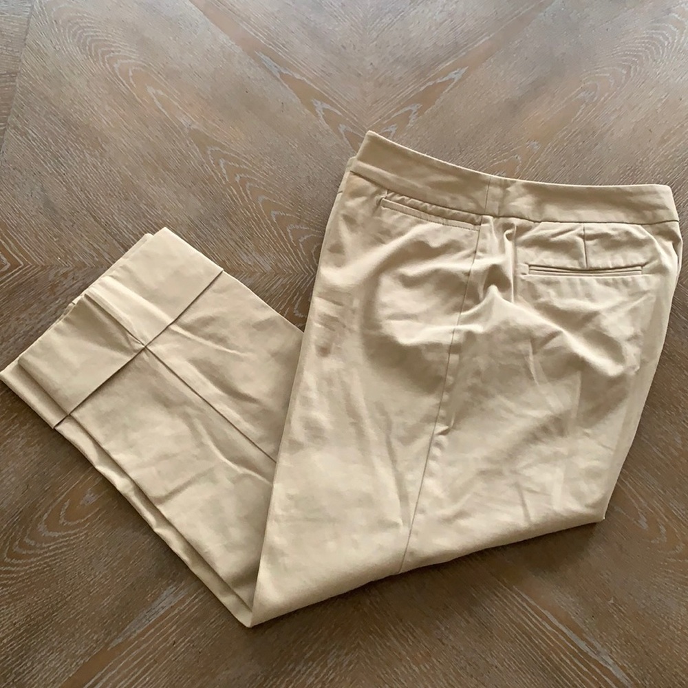 CHICO’S Cropped Rolled Up Kaki Pants 1=8